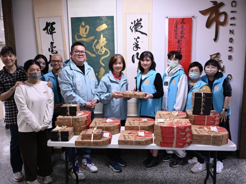 地震災民感謝回贈披薩慰勞公所同仁，市長魏嘉彥感謝國際愛心支持